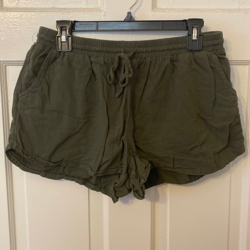 Universal Thread Shorts. Size M